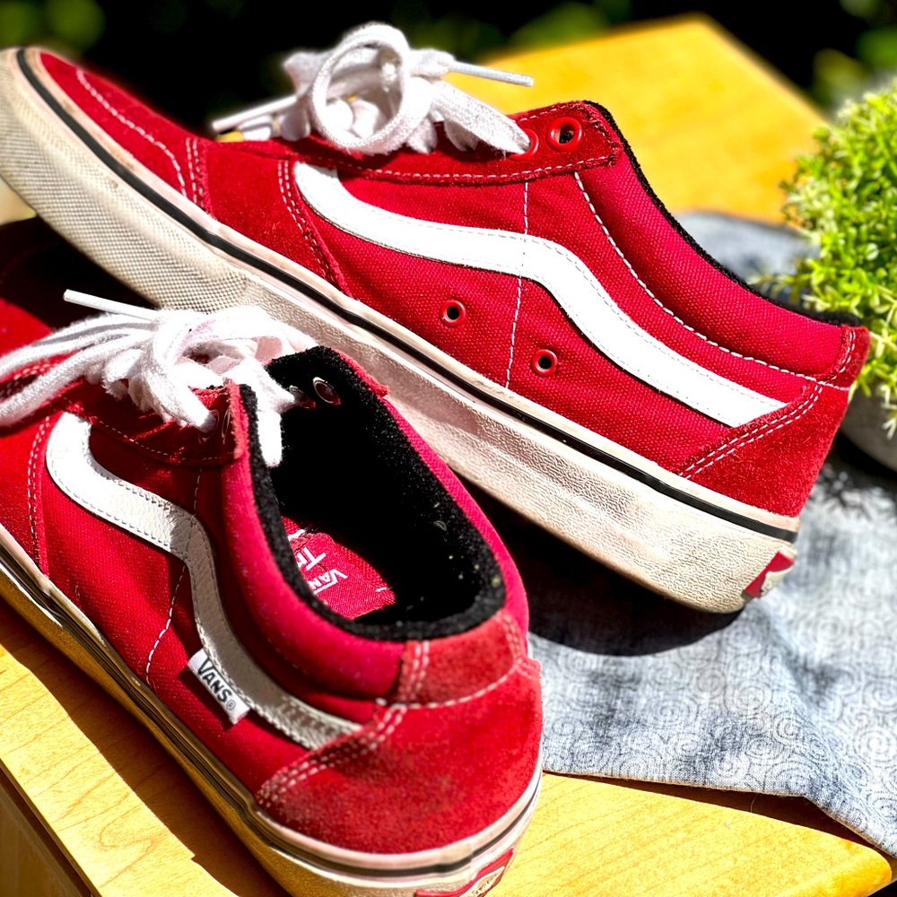 Vans Low- Top |  Men’s Size 7 | Red and White Design
